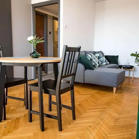 Bright 7th Floor With Balcony & View